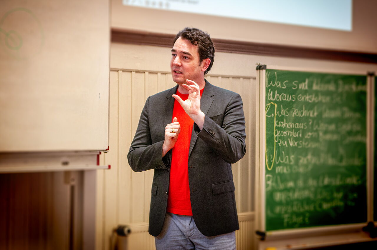 Der Philosoph Matthias Warkus hält einen Vortrag über Philosophie an der Uni Jena
