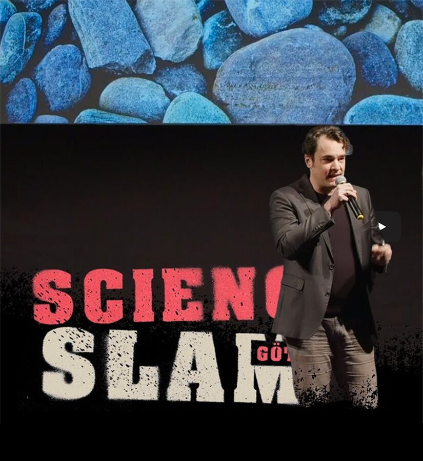 Matthias Warkus hält einen Vortrag bei einem Science Slam, im Hintergrund der Schriftzug "Science Slam".