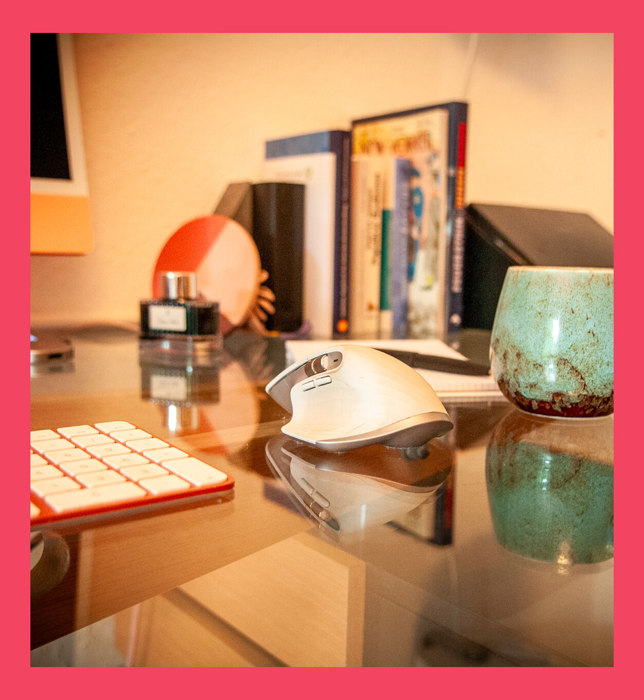 Ein aufgeräumter Schreibtisch mit Tastatur, Maus und Tasse